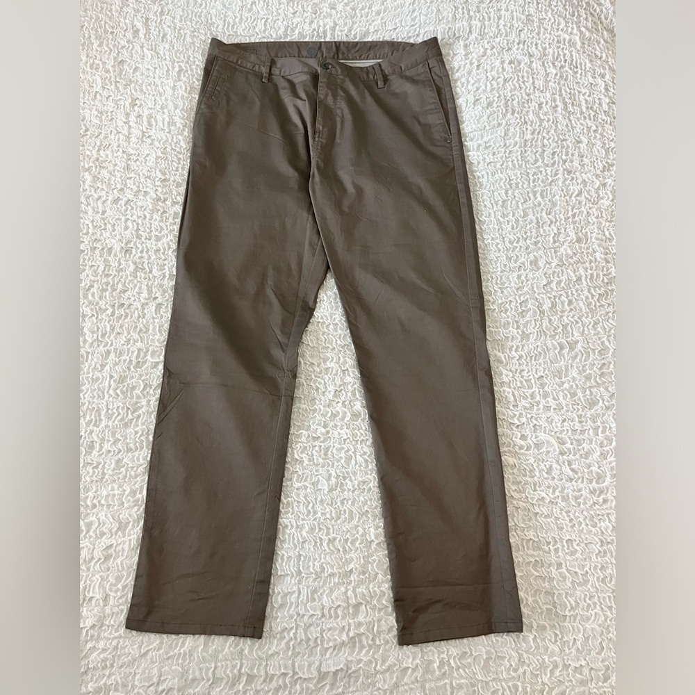 Vuori Men’s Collins Chino Grey/Brown Pants 36. NWOT.